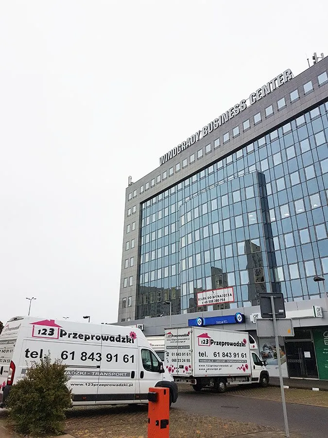 Samochody 123Przeprowadzki przed przeszklonym biurowcem przy Alejach Solidarności w Poznaniu