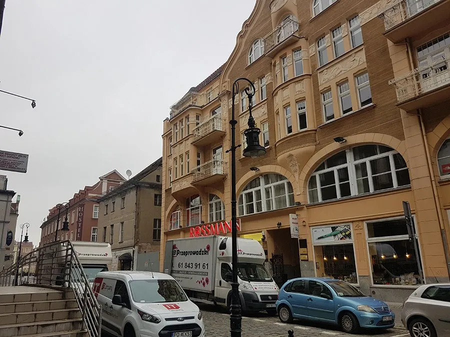 Załadunek przed zabytkową kamienicą w centrum Poznania