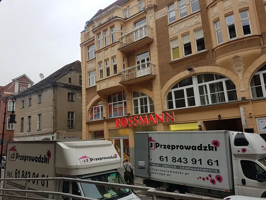 Samochody 123Przeprowadzki przed kamienicą w centrum Poznania podczas przeprowadzki Caspar Asset Management