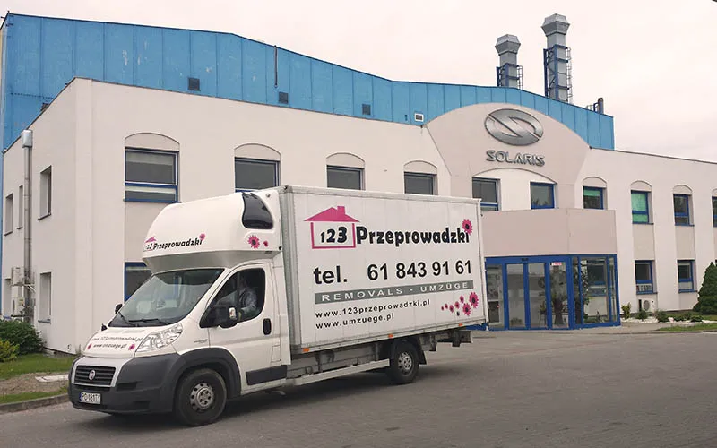 123Przeprowadzki removal truck outside the Solaris headquarters