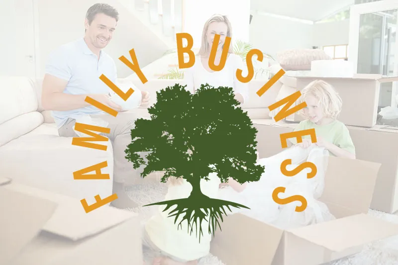 Rodzina wśród kartonów podczas przeprowadzki z logo „Family Business”
