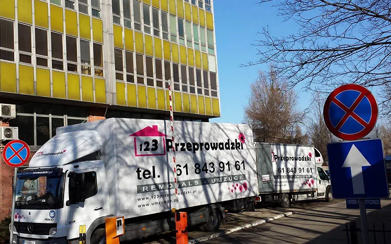 Samochody 123Przeprowadzki przed budynkiem Urzędu Statystycznego w Poznaniu