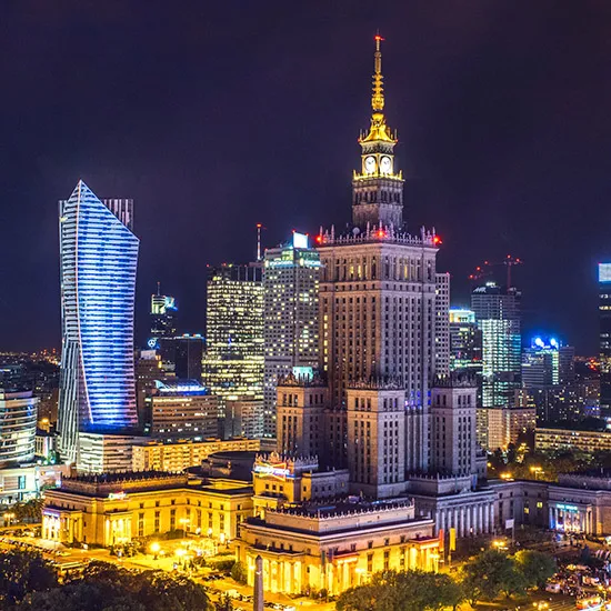 Pałac Kultury i Nauki oraz wieżowce centrum Warszawy nocą
